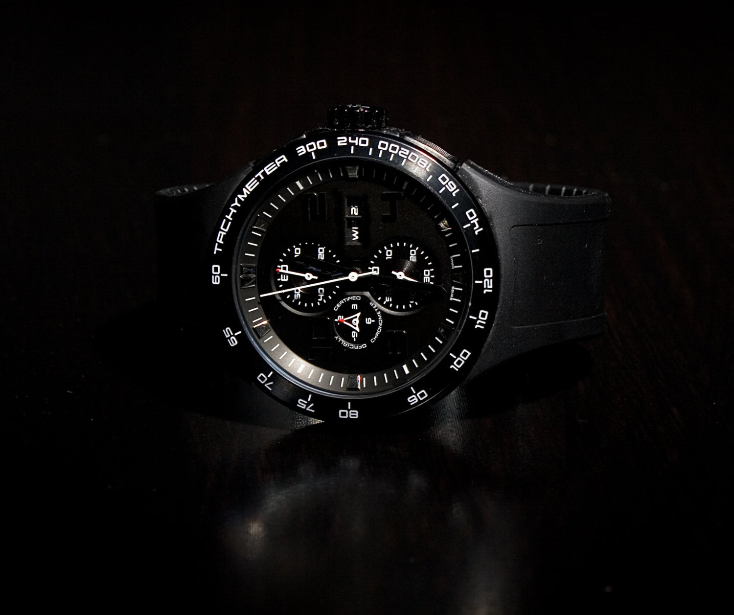 QUA 5 Black Chronograph